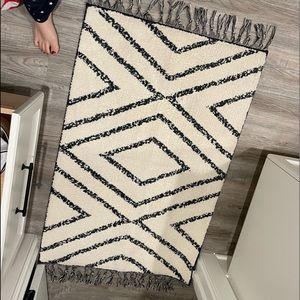 Cream/navy blue 30x45 area rug with fringes